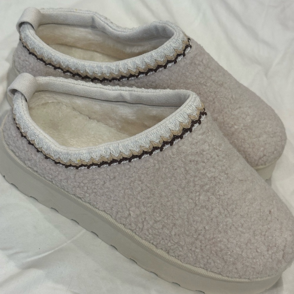 Cozy Slip-On Sherpa Mules in Light Beige